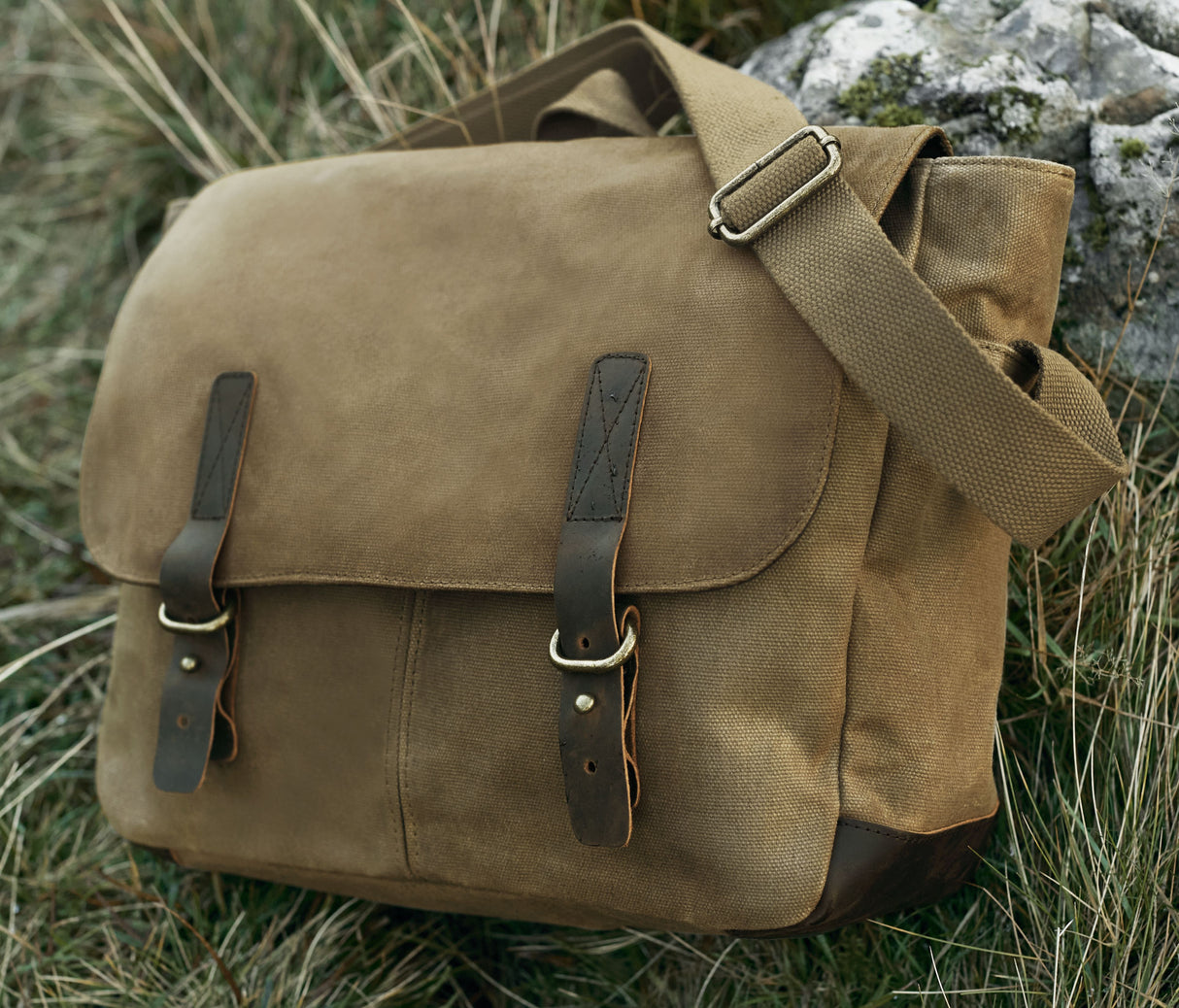 QUADRA HERITAGE WAXED CANVAS MESSENGER